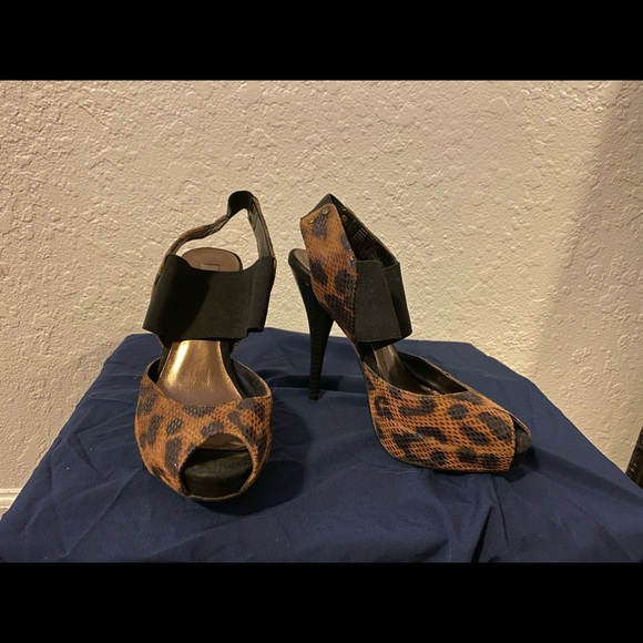 Vera Wang Shoes - Vera wang heels!